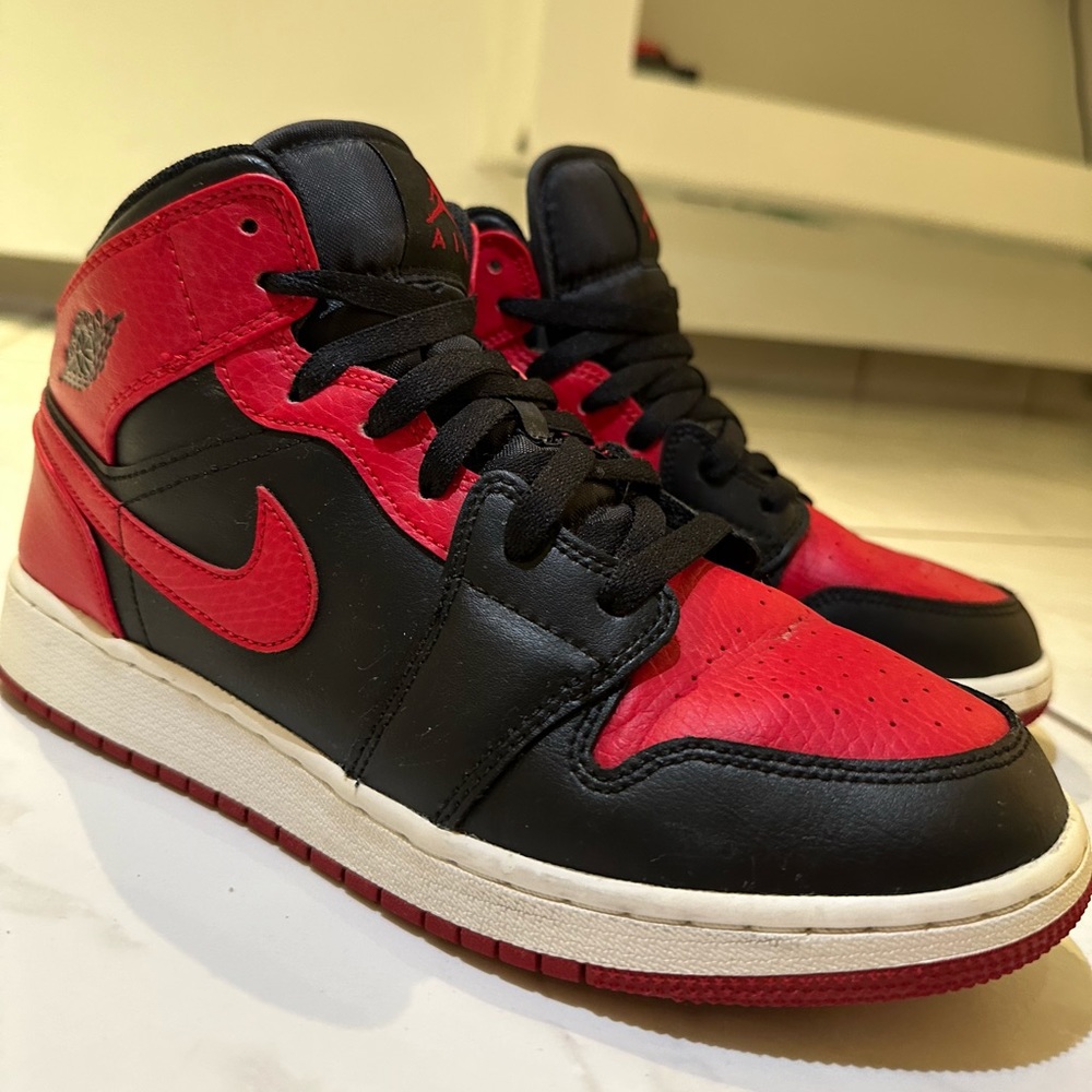 Jordan 1 Mid
Banned (2020)